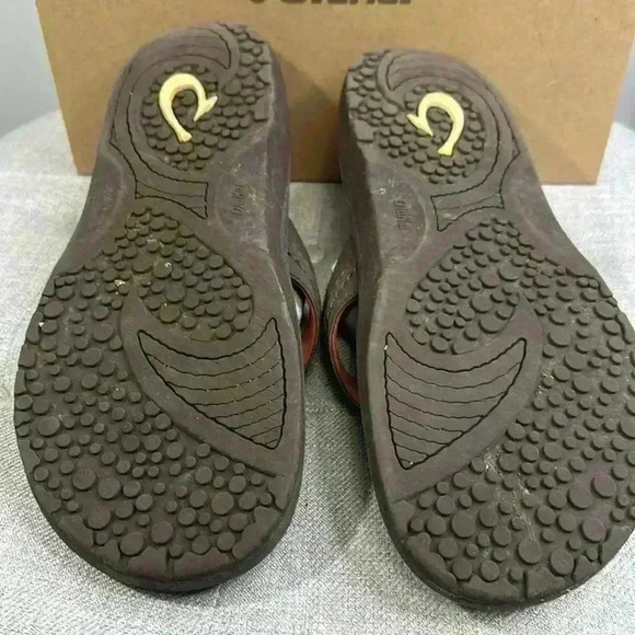 OLUKAI HOKUA BLACK, GRAY & BRICK RED THONG SANDALS - Picture 5 of 8